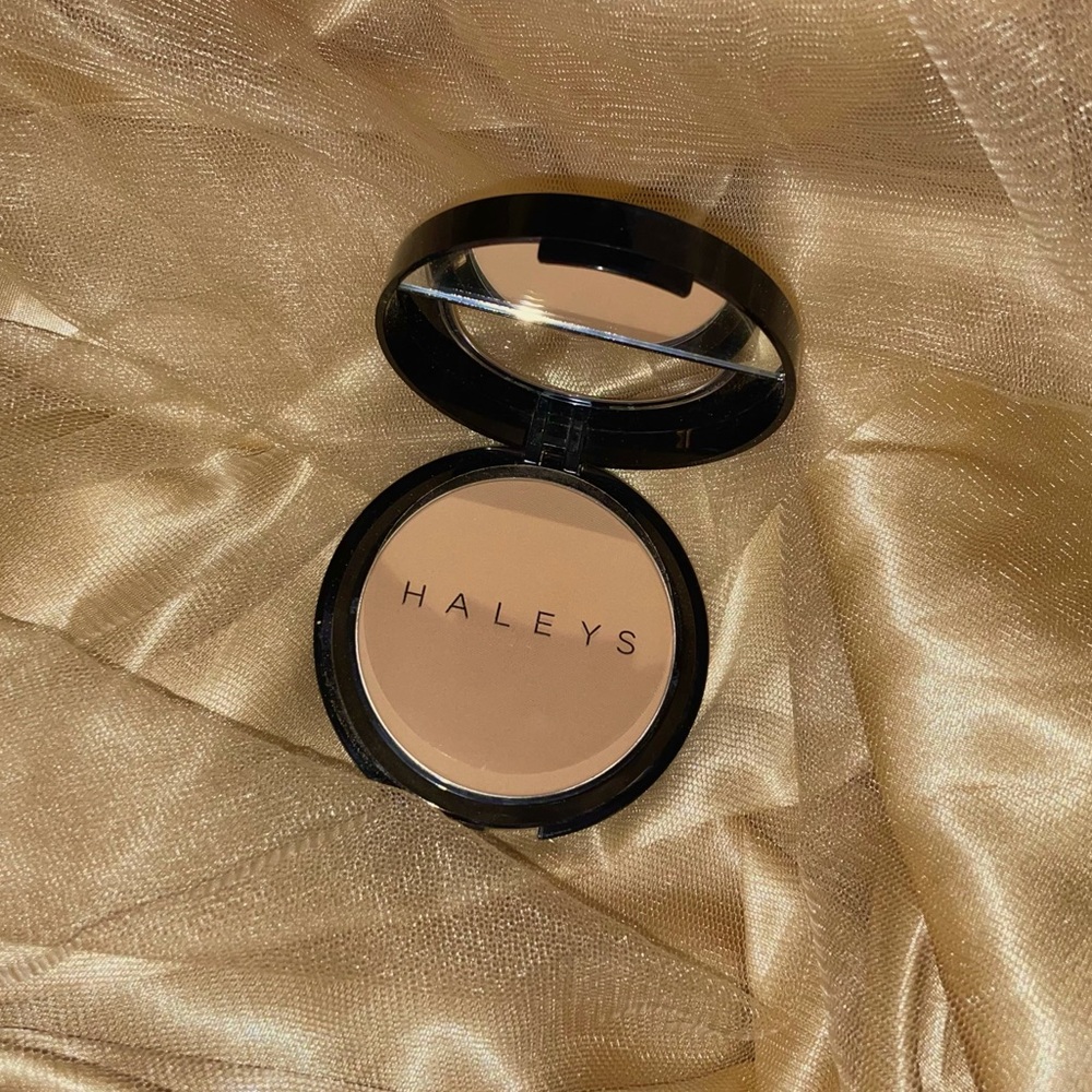 HALEYS Powder Foundation in Shade 3.25 Medium Warm